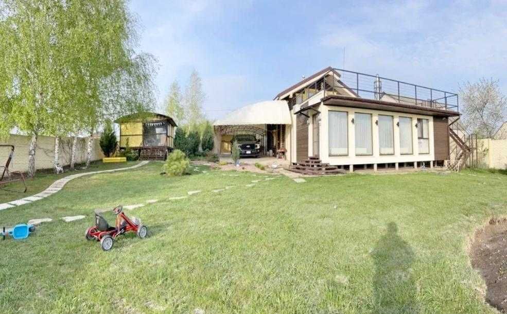 Продам 2-х поверховий дерев'яний екодом з кап. ремонтом в с. Пісочин.