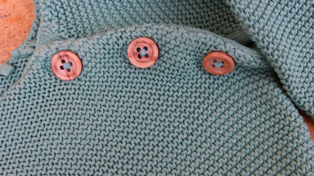 Sweterek niemowlęcy Cool Club szałwiowy z drewnianymi guzikami, 56 cm