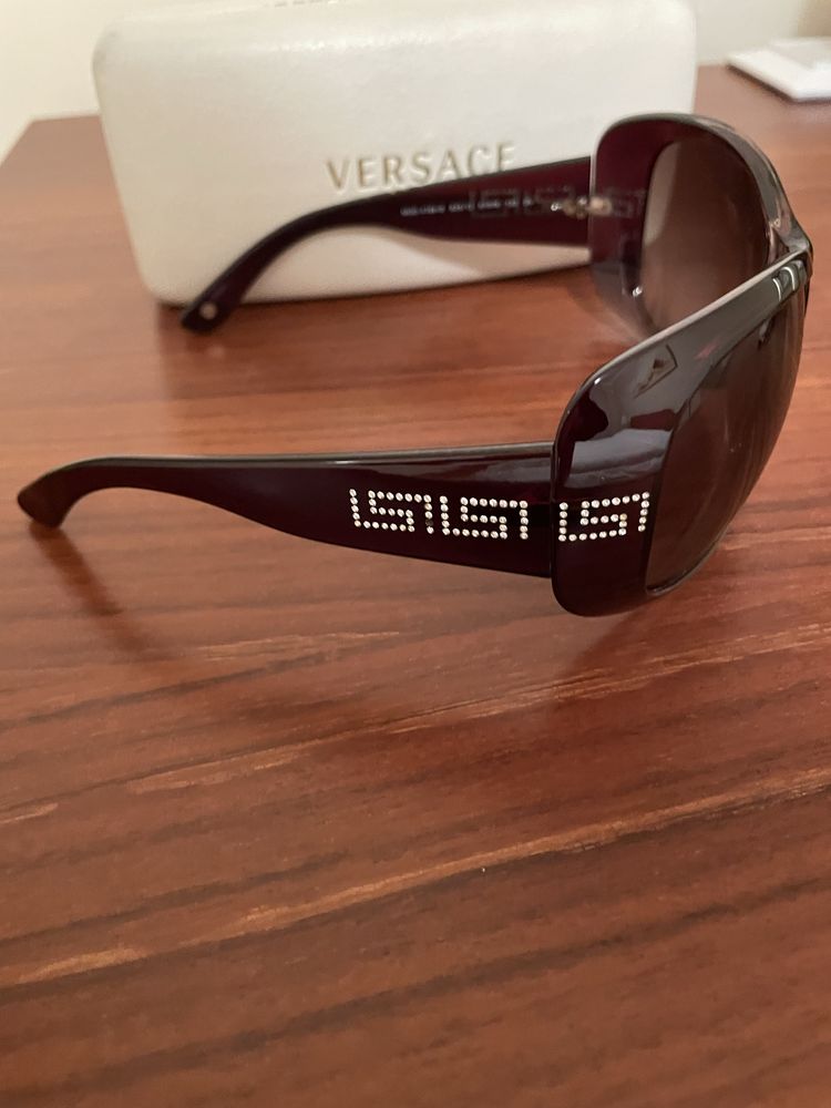 Oculos de sol castanhos, marca Versace, estão praticamente novos.