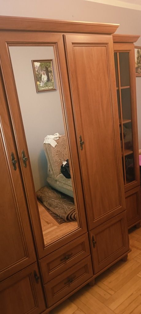 Szafa z lustrem, słupkiem i małą szafka