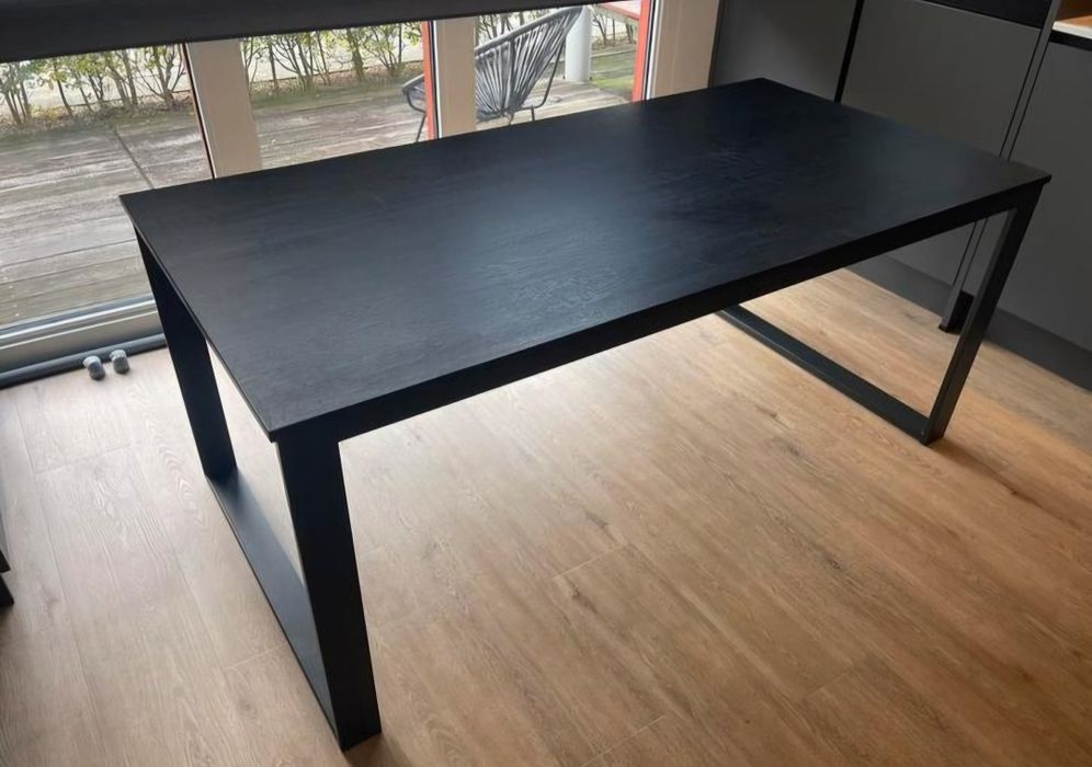 Czarny duży stół do jadalni z metalowymi nogami