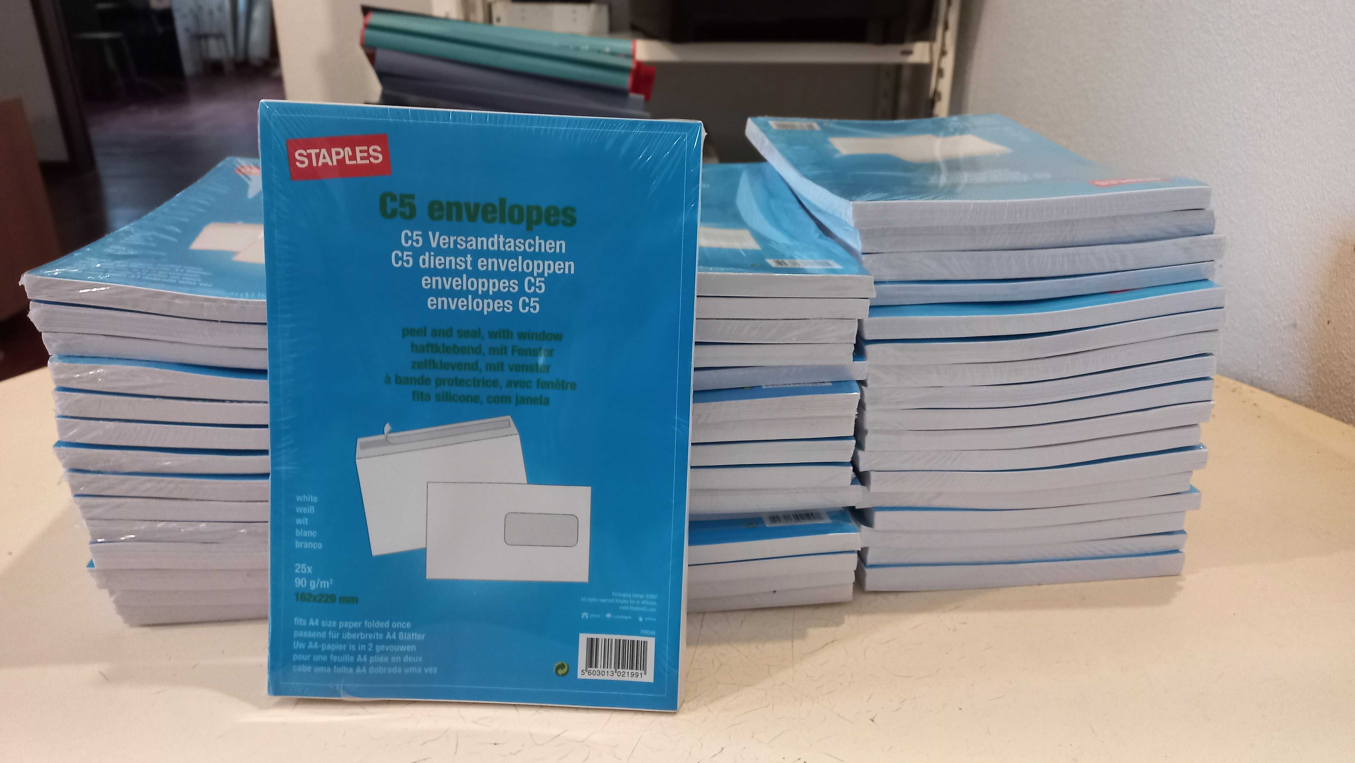 Conjunto 47 embalagens de 25 envelopes C5 com janela e fita de colar