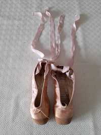 Sapatilhas de ponta de ballet antigas