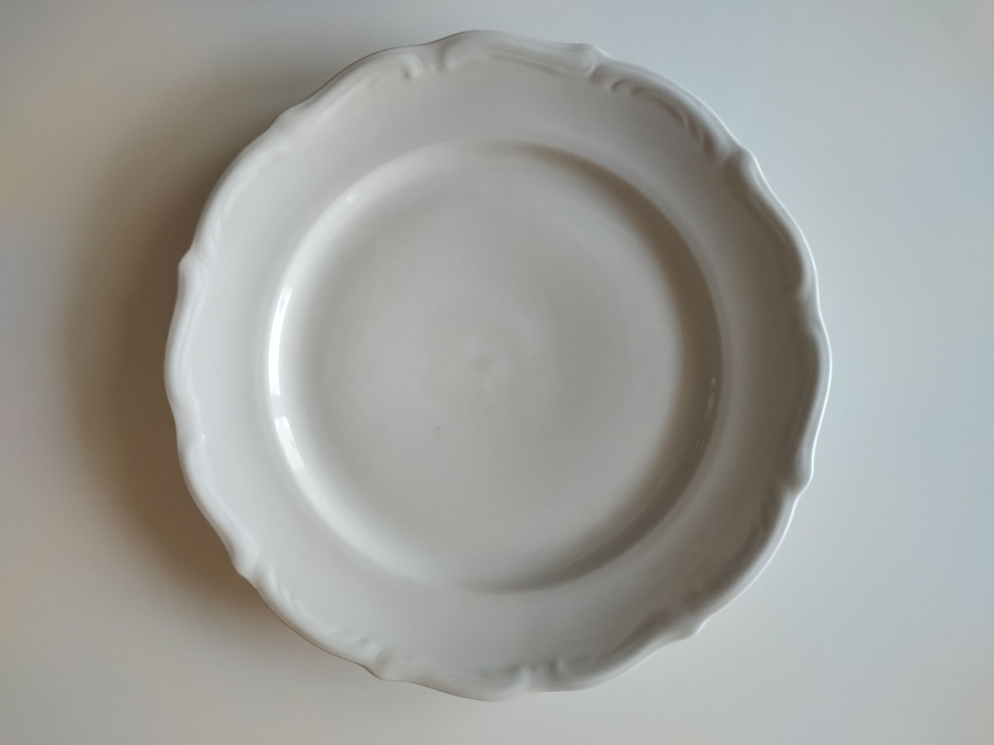Tłoczona porcelana Wałbrzych dwa talerze obiadowe patery