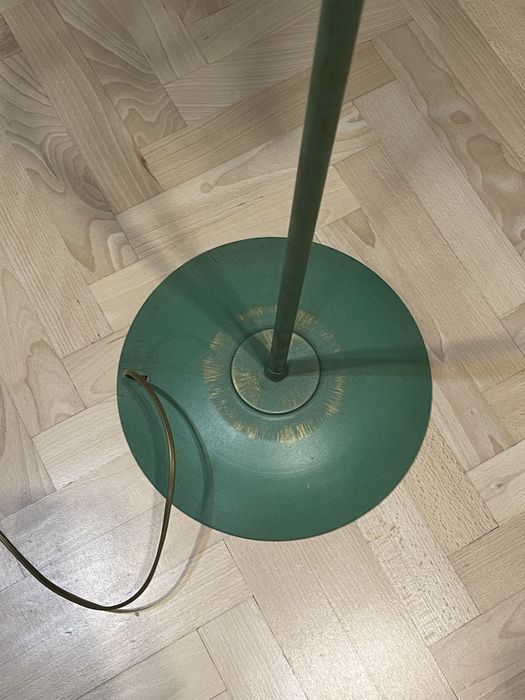 Zielona lampa stojąca kwiatek roslina z lisciami