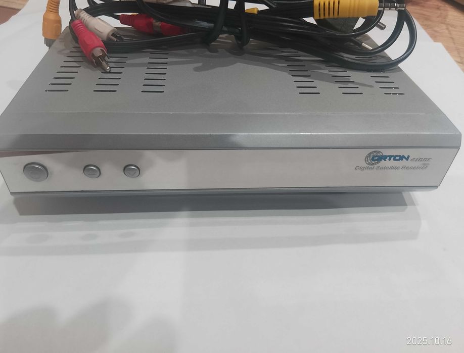 Тюнер спутниковый