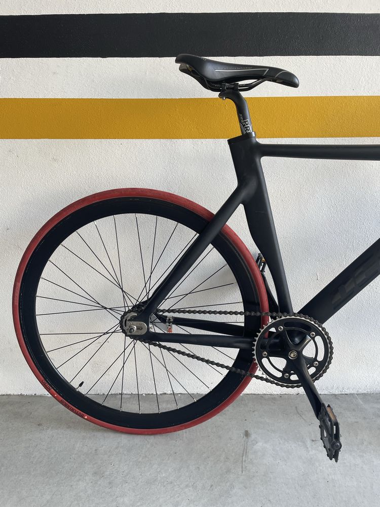 Bicicleta fixie (fixedgear/contra-pedal), com roda carbono HED 3 preta