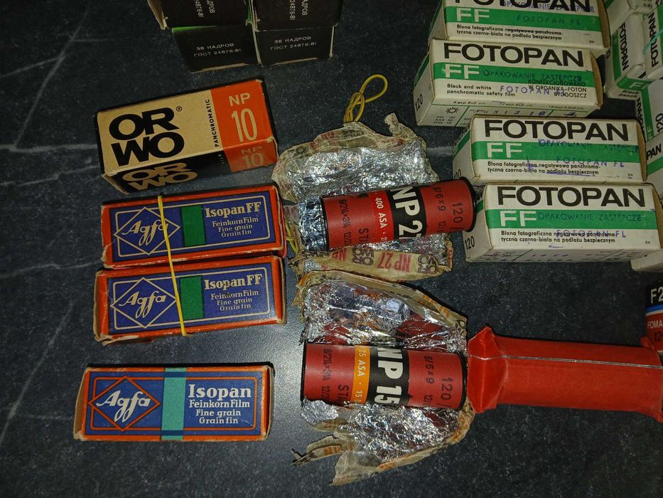 Filmy, klisze czarnobiałe, przeterminowane, format 135 i 120, 61 sztuk