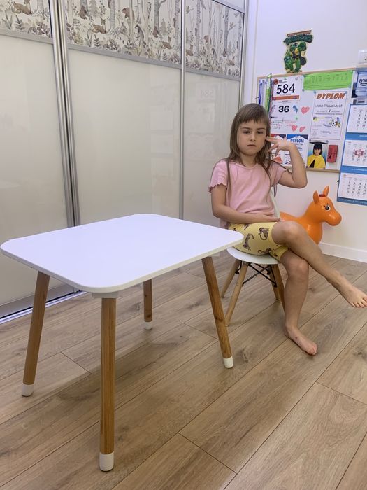 Biały stolik dziecięcy z krzesłem w stylu skandynawskim