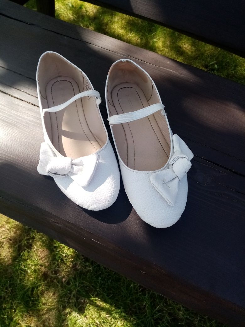 Białe buty balerinki