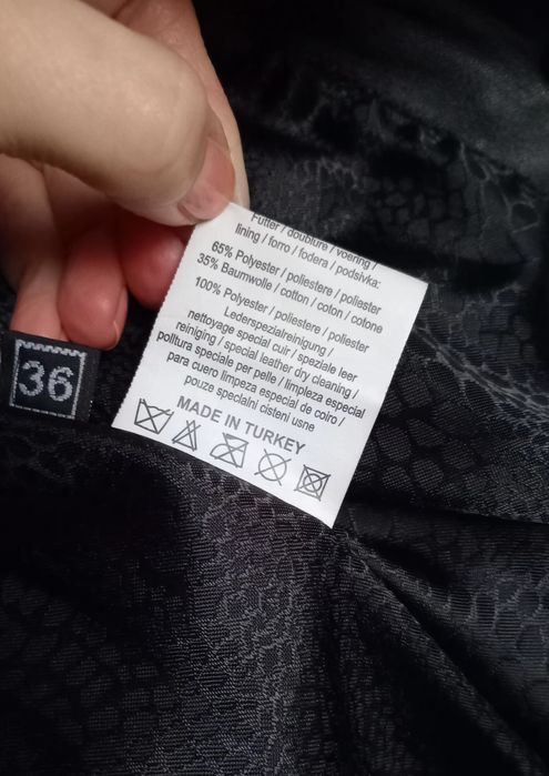 Стьобане шкіряне пальто з синім хутром