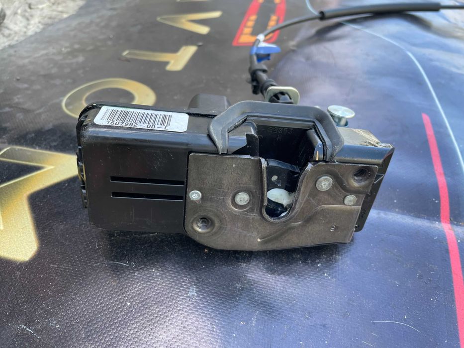Замок дверей передньої лівої Tesla S Plaid 1607992-00-E Замок двери
