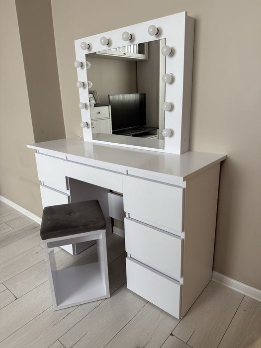 Toaletka z lustrem i oświetleniem LED – styl glamour