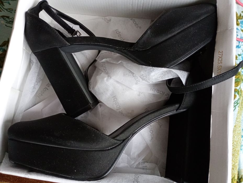 Nowe Buty na obcasie 41