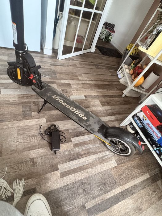 Trotineta elterica urbanglide com carregador e capacete