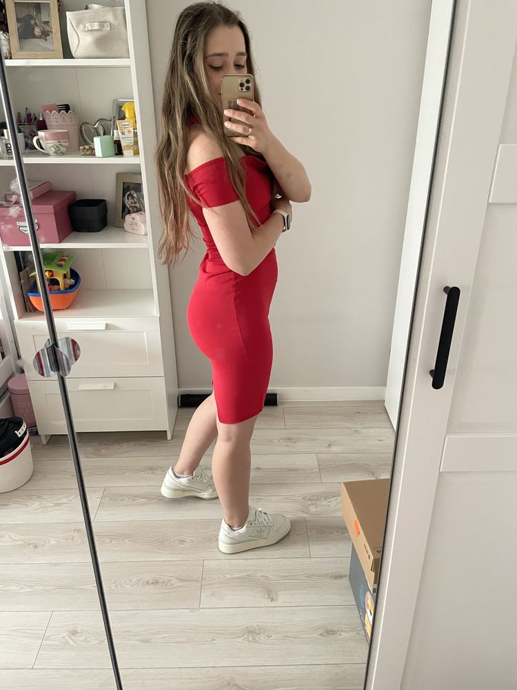 Czerwona dopasowana sukienka z chokerem boohoo