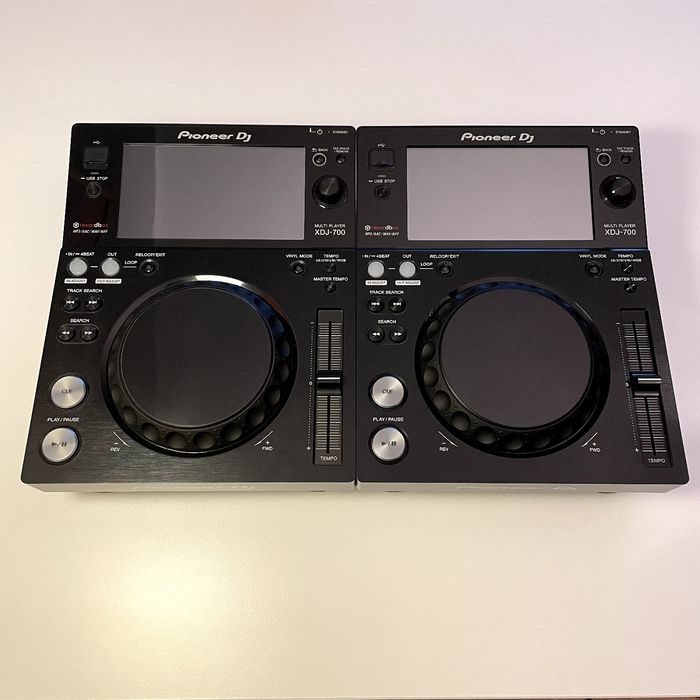 2x Pioneer XDJ-700