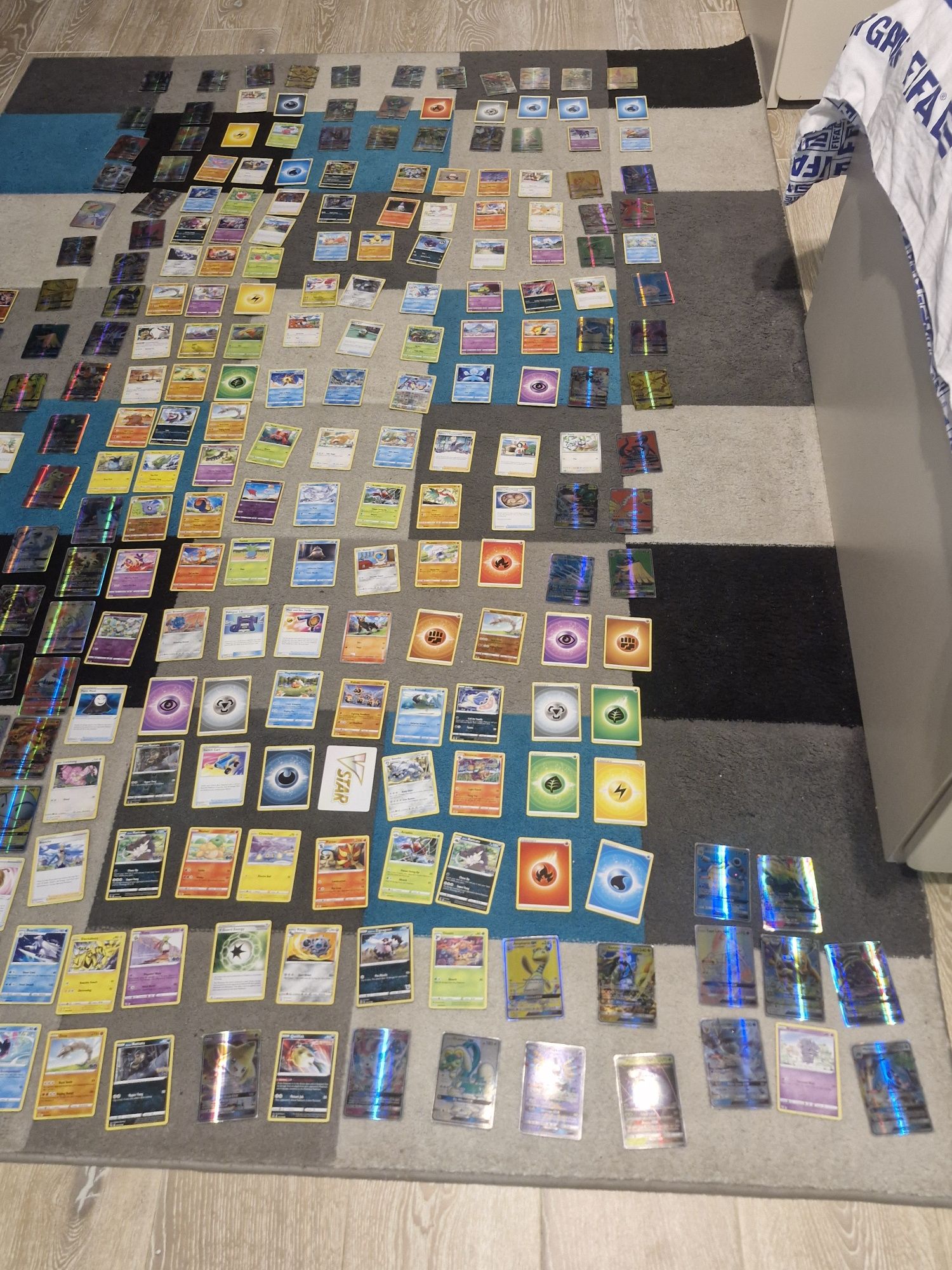 Sprzedam 238 kart pokemon plus album na karty