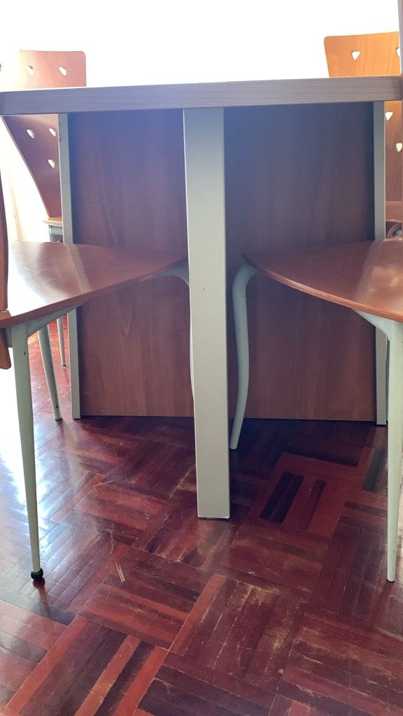 Mesa de jantar e quatro cadeiras
