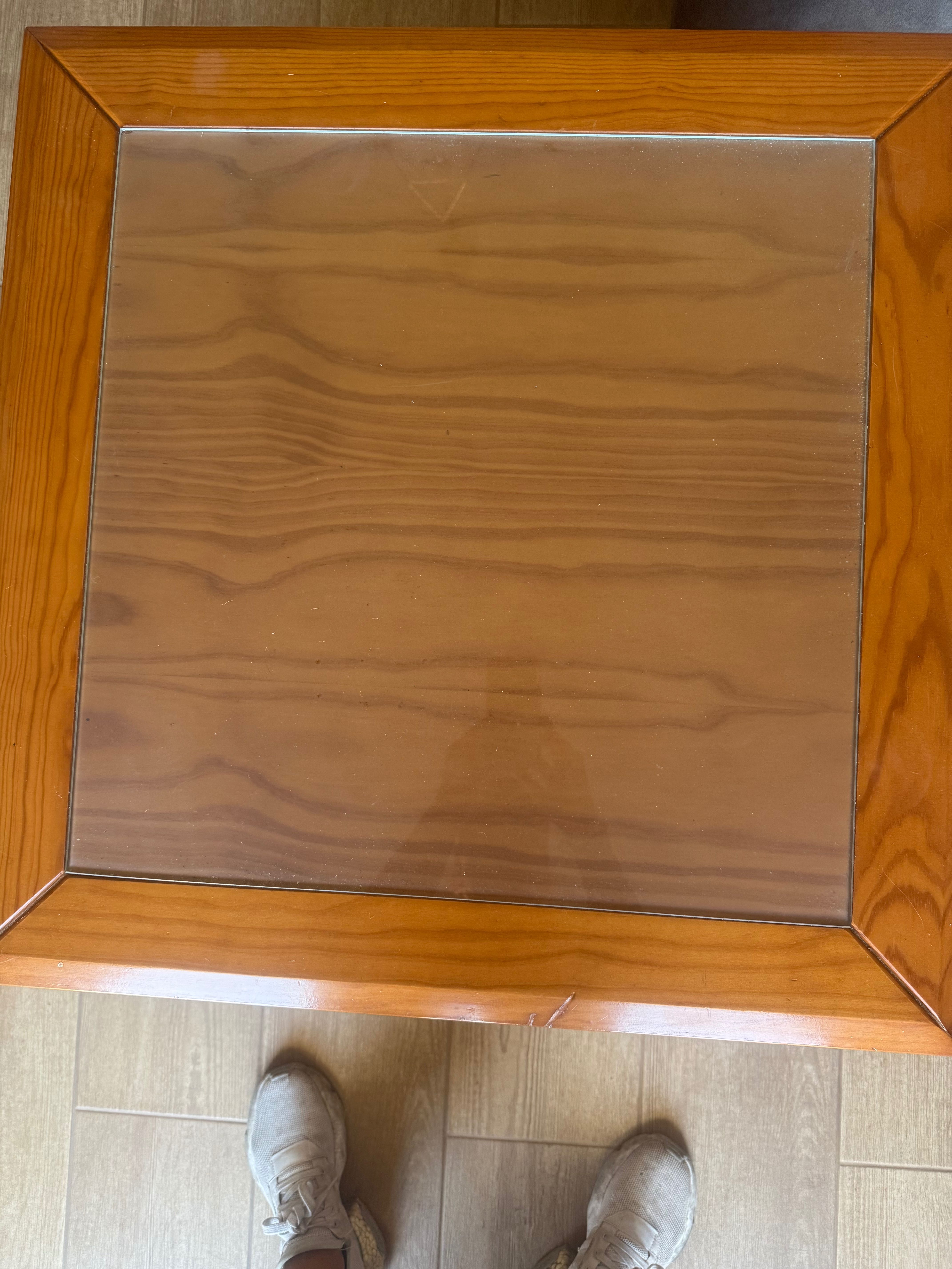 Mesa de centro em Madeira