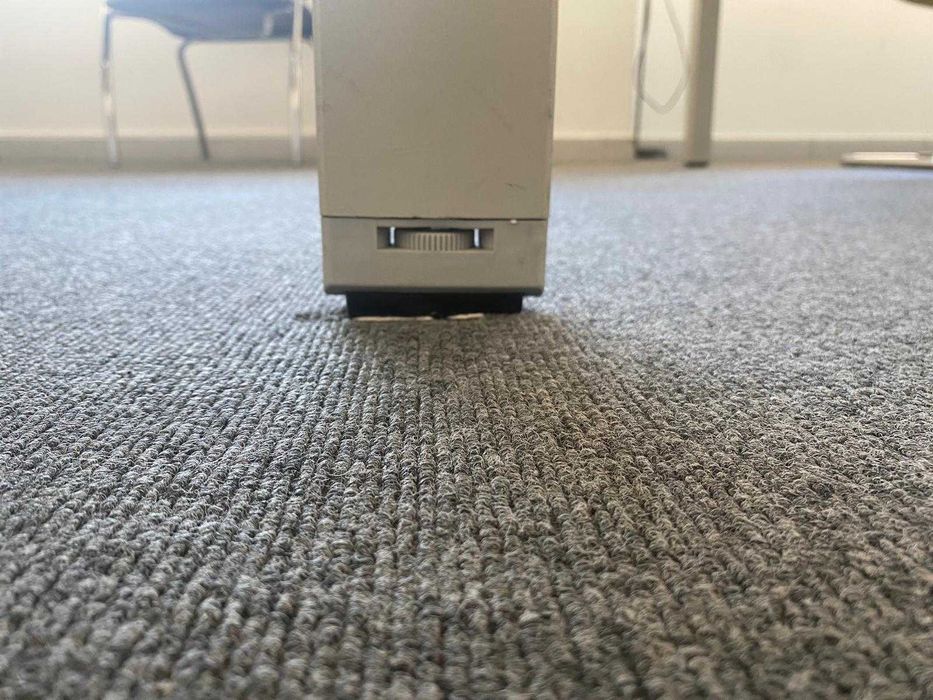 4 Secretárias em ilha Brancas pés metálicos