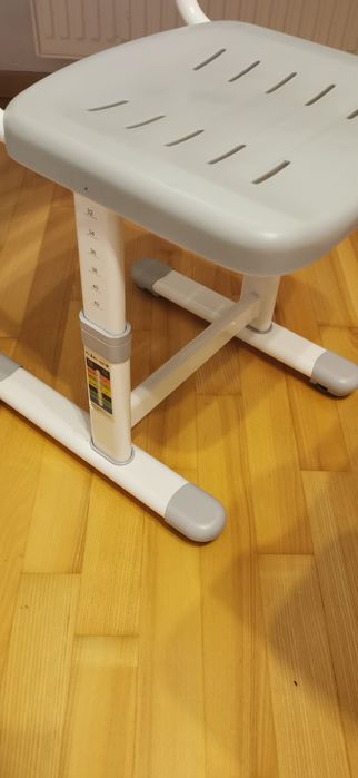 Regulowane biurko dziecięce fun desk z krzesłem.