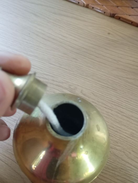 Mosiężna lampka oliwna