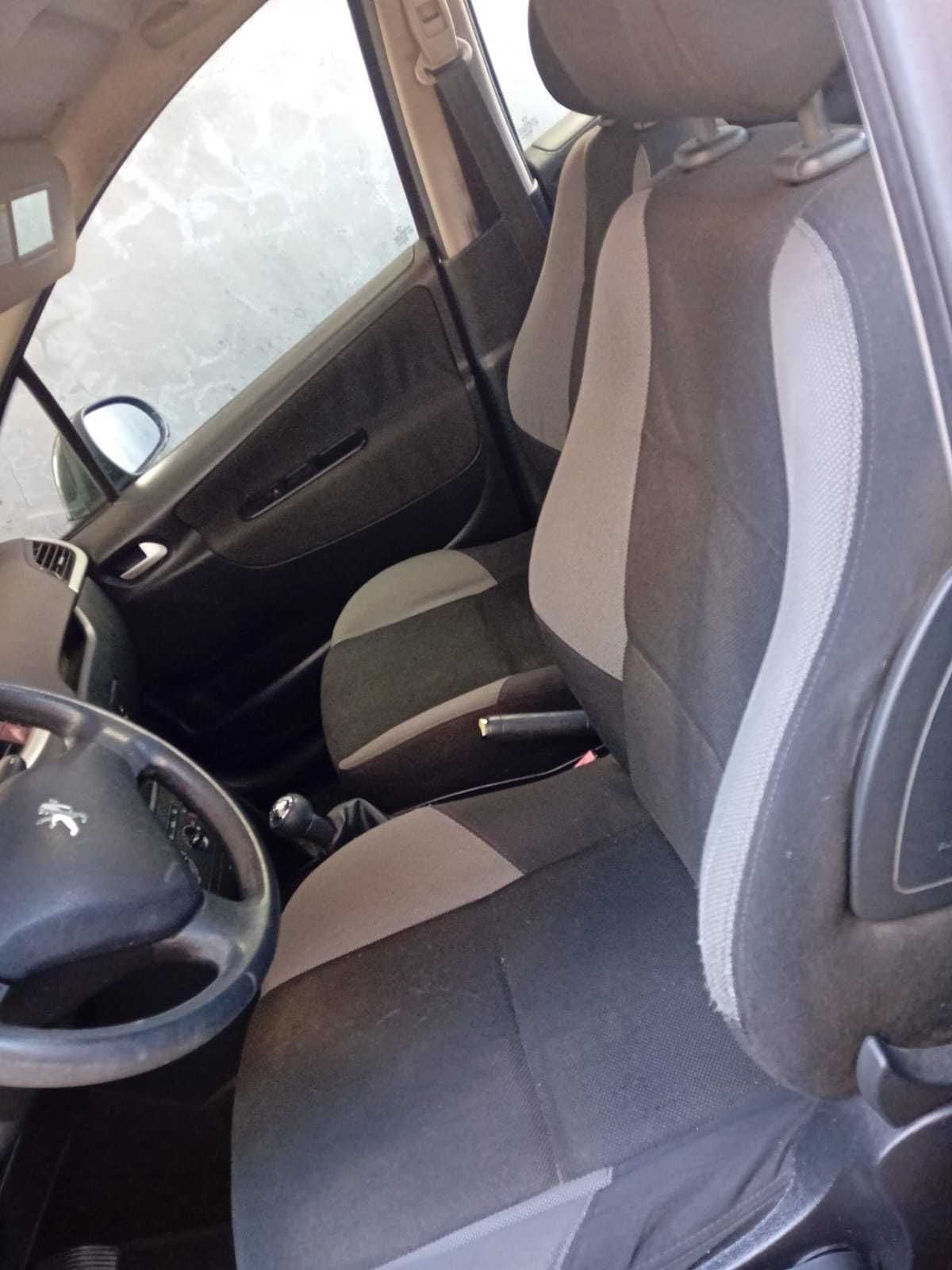 Peugeot 207 cinzento do ano 2007