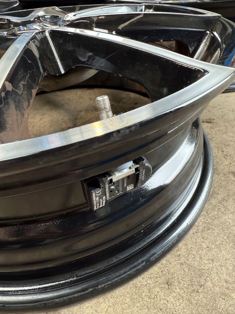 Felgi aluminiowe Suzuki OE 4x100 5Jx15 ET 40 z TPMS