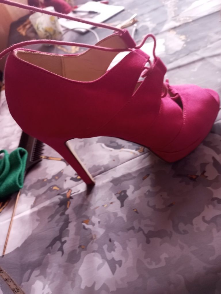 Fajne buty na obcasie platforma r38 fuksja