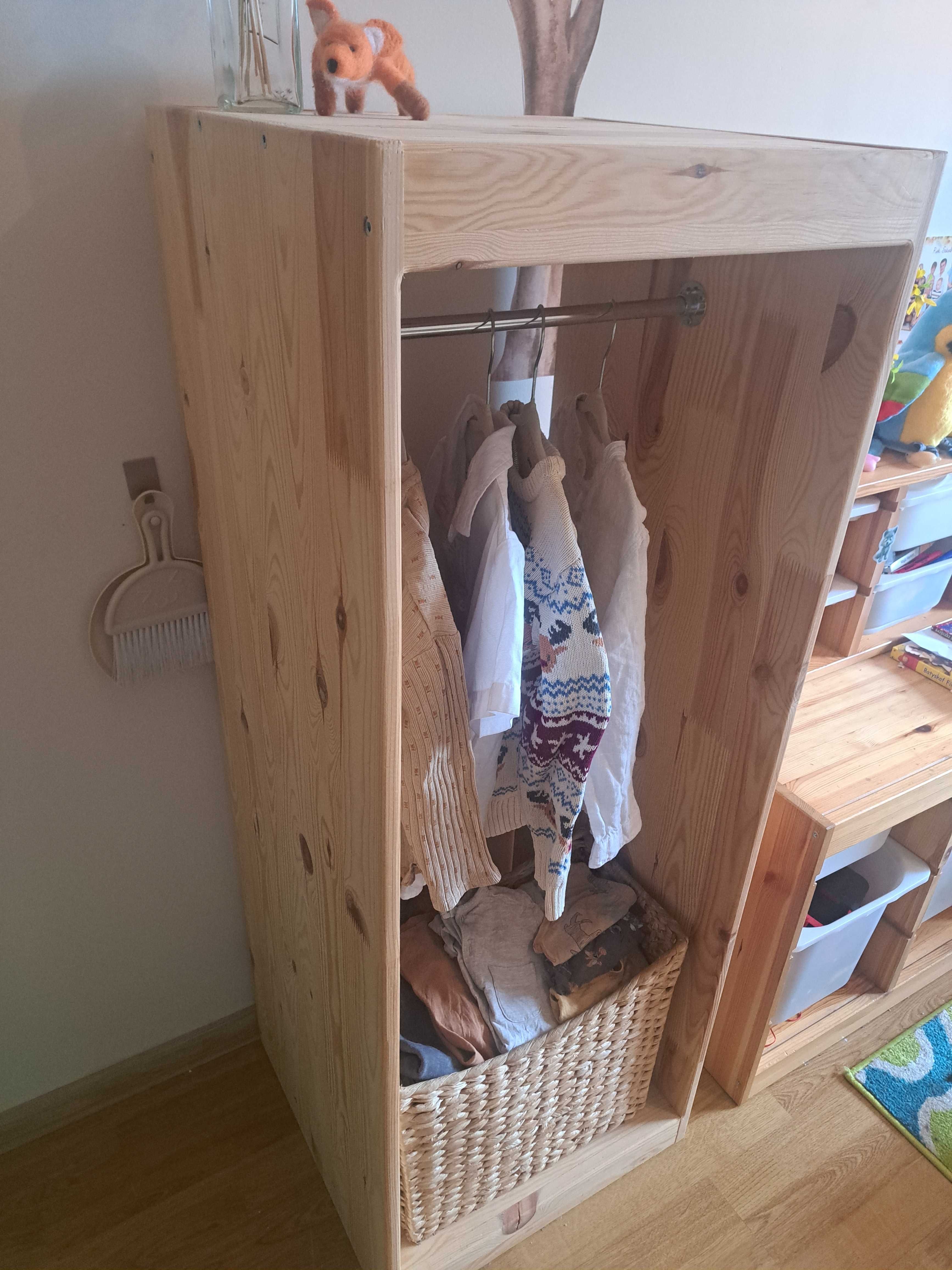 Szafa w duchu Montessori sosna