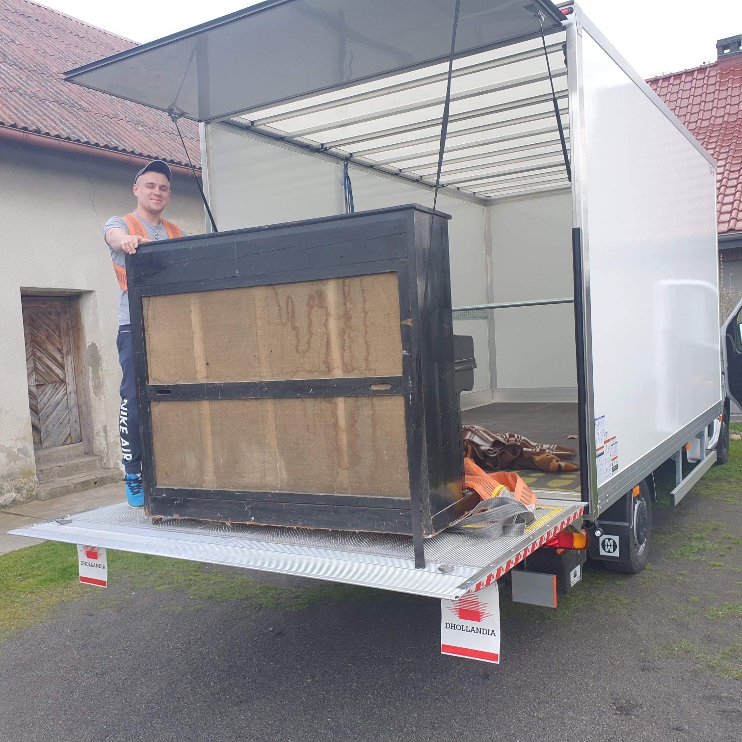 PRZEPROWADZKI,UTYLIZACJA TRANSPORT, sprzątanie strychów i piwnic