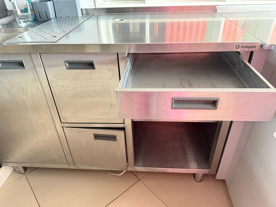 Stół pod ekspres do kawy z ociekaczem Stalgast z dużą baterią w cenie