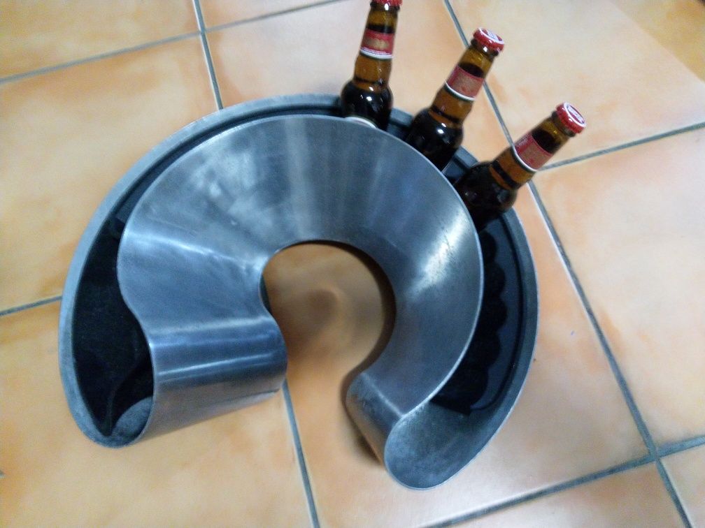 Suporte para cervejas e vinhos com depósito de gelo