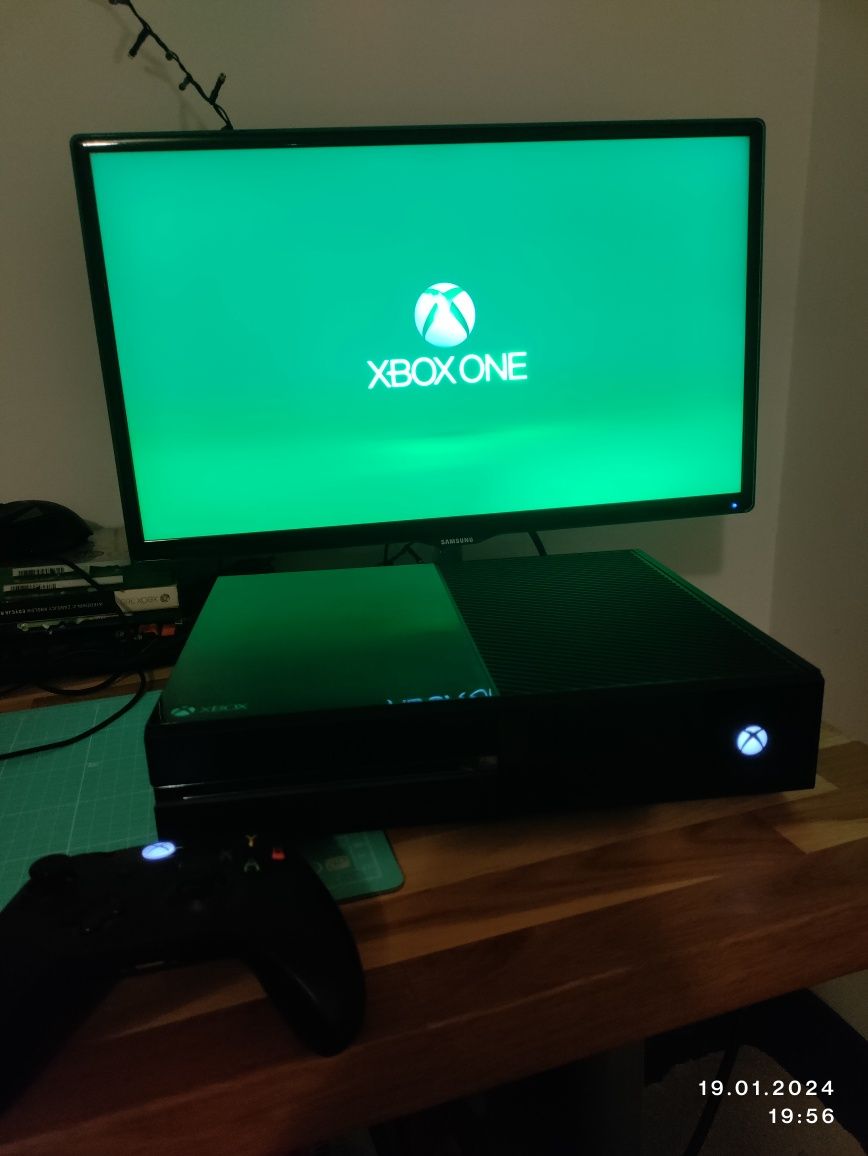 Xbox One + pad + kontroler audio + słuchawki + gry