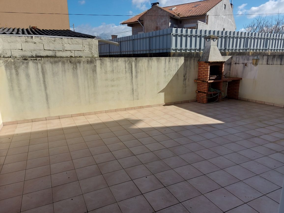Apartamento T2 Aradas c/garagem e churrasqueira
