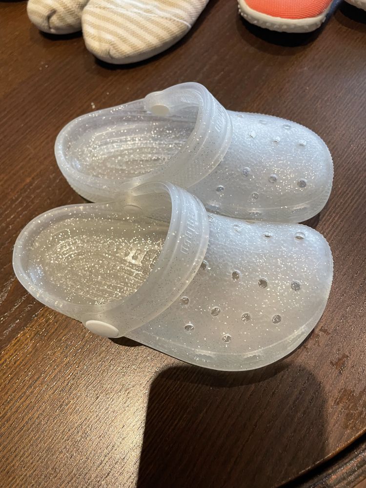 Várias sandálias tipo Crocs