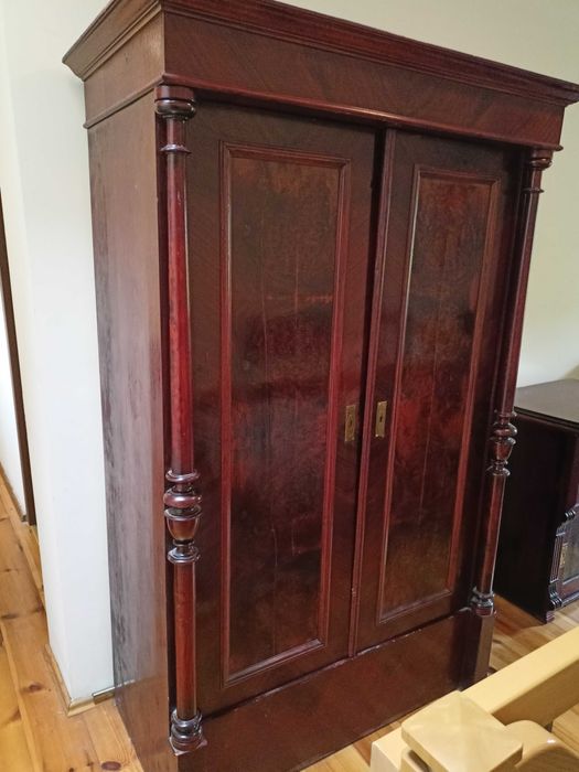 Stara przed wojenna szafa i komoda