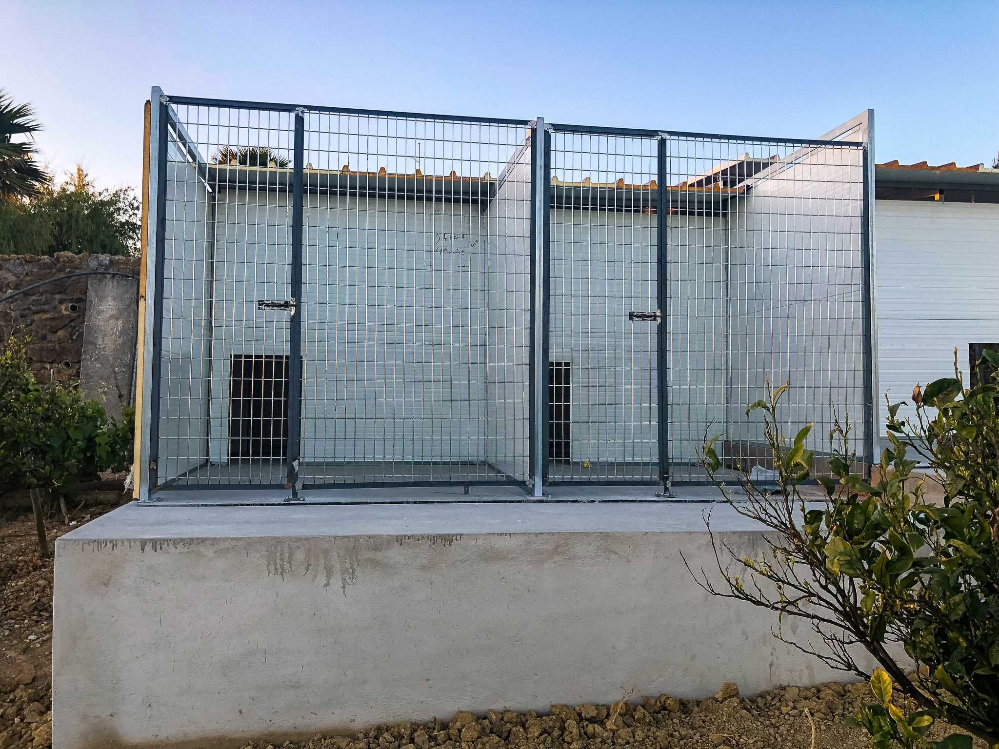 Canil Profissional Modular 8 Boxes | Aço Galvanizado + Chapa Isolada