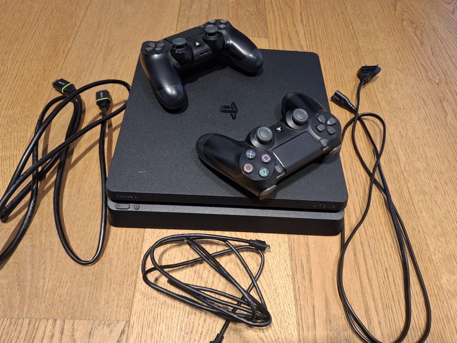 Playstation 4 slim 1T pamięć 2 pady super stan