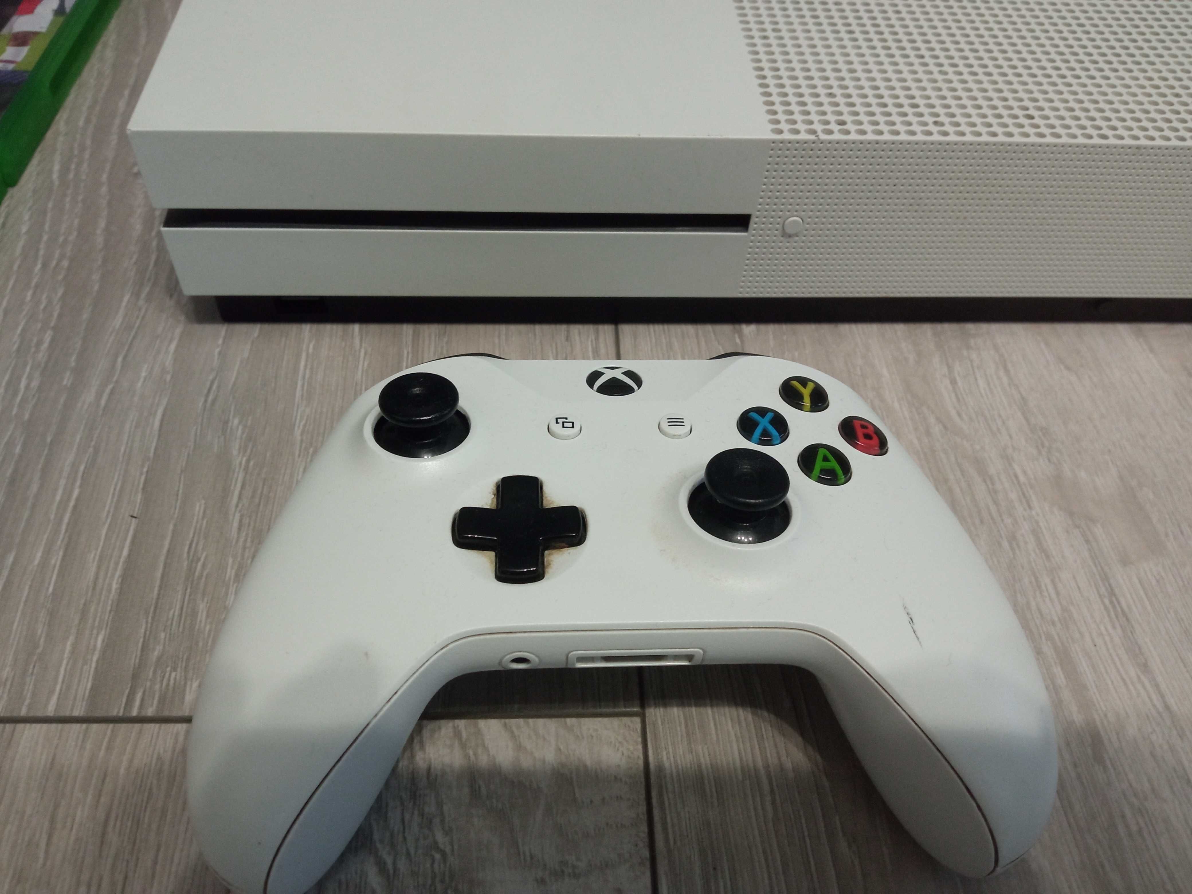 Xbox one s z padem, grami oraz pełnym okablowaniem