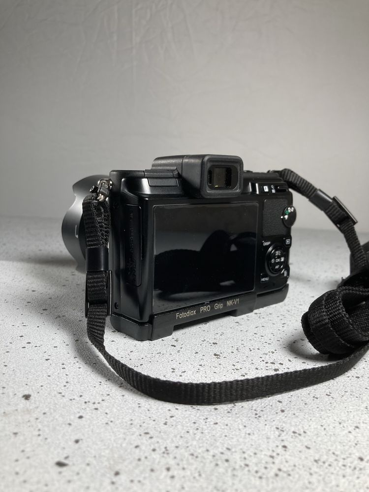 Nikon 1 v1 + Nikkor 10-30mm + FotodioX Pro Grip