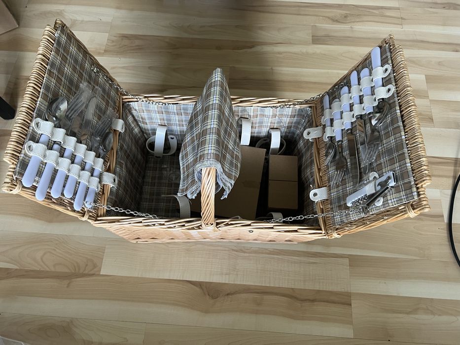 Kosz piknikowy wiklinowy z wyposażeniem