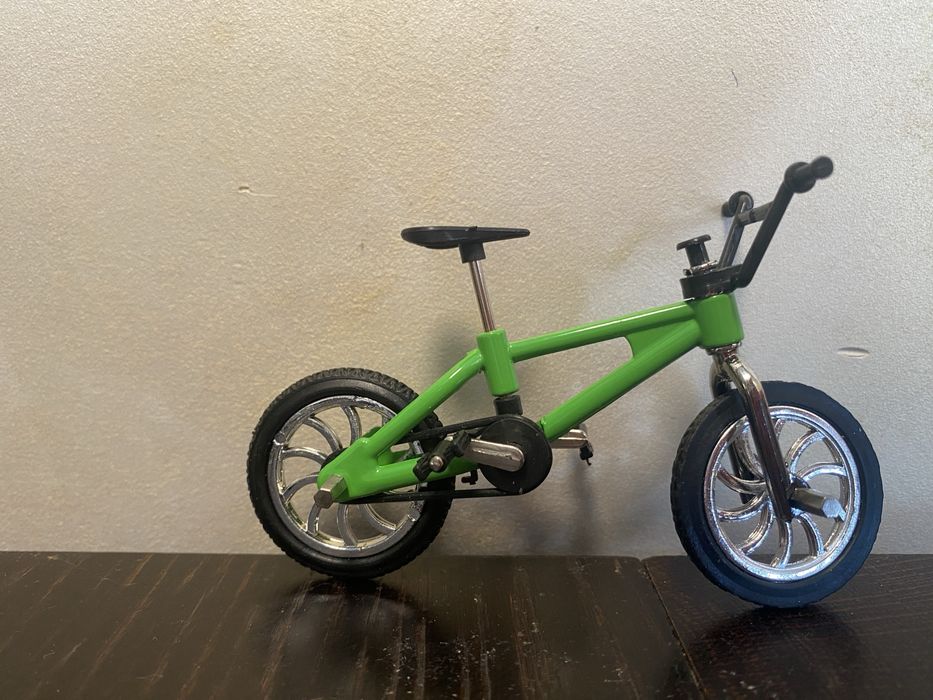 Фінгербайк - міні велосипед. Довжина - 10 см, ширина - 7 см