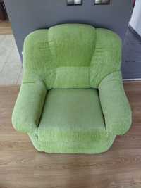 Zielony fotel po renowacji.Bardzo masywny,mocny i wygodny.