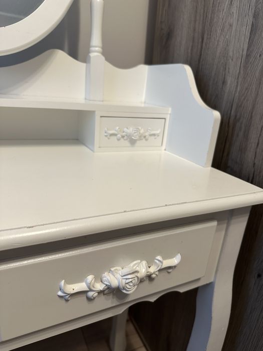 Biała toaletka z szufladami