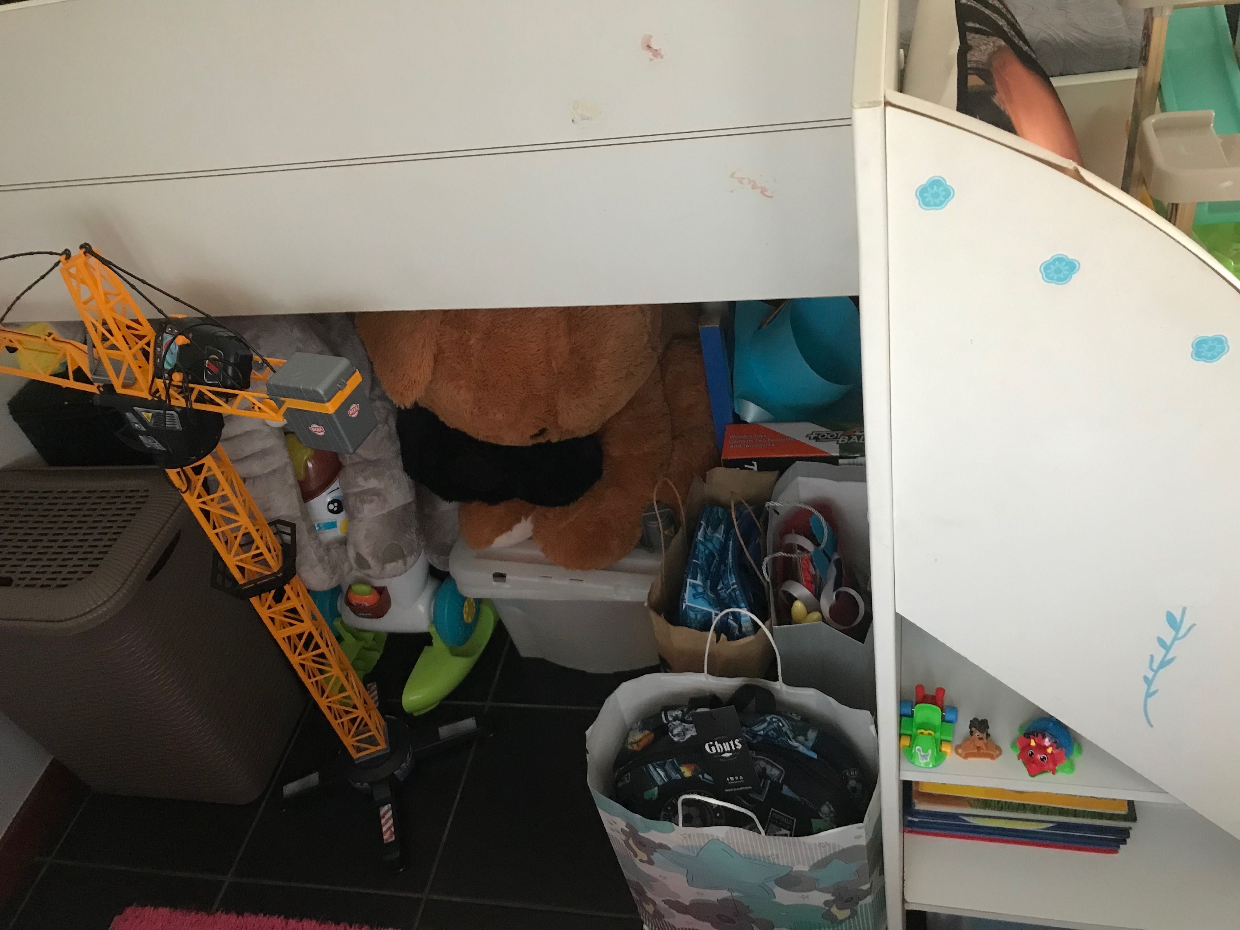 Cama beliche e secretaria