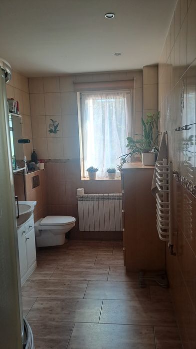 Na sprzedaż przestronny dom z tarasem i garażem .