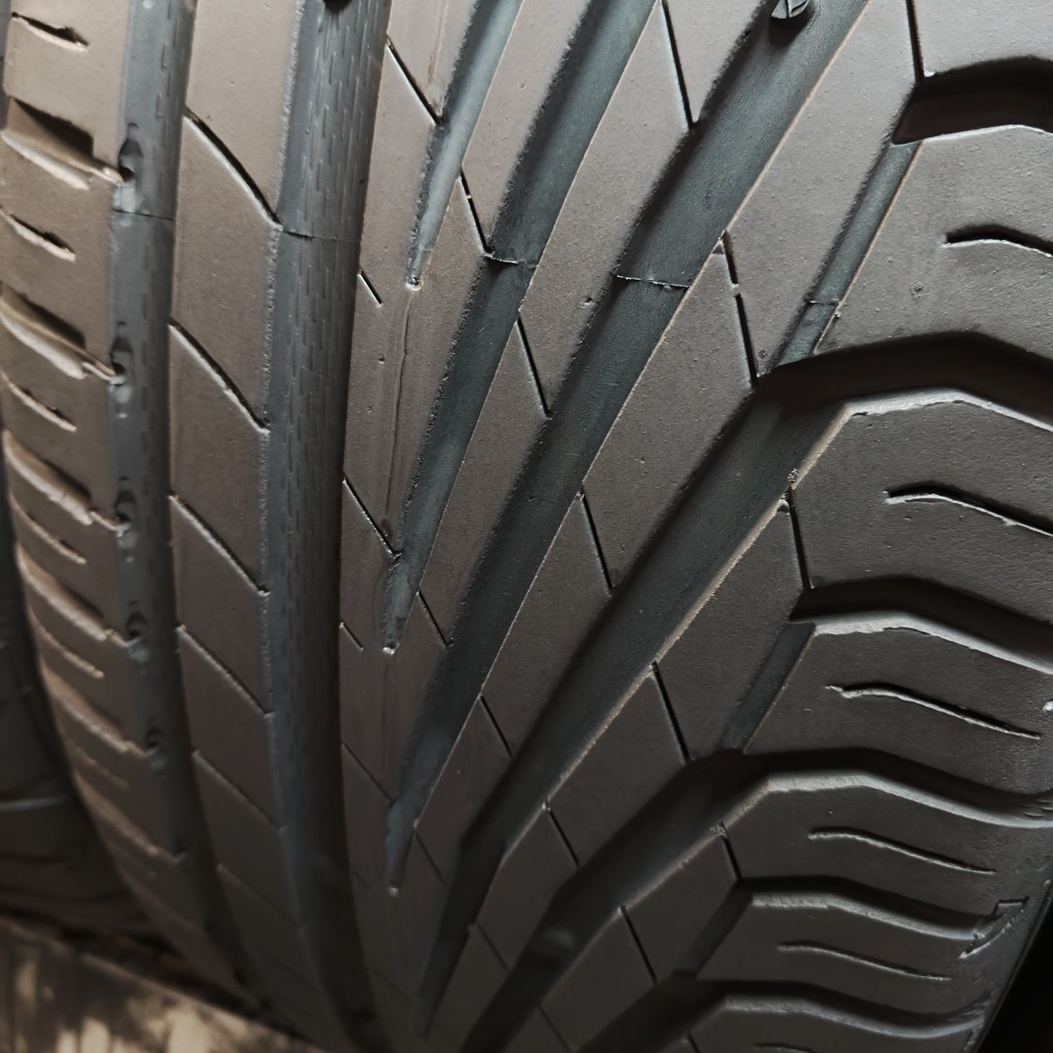 225/45/19 XL Sprzedam komplet opon letnich Uniroyal