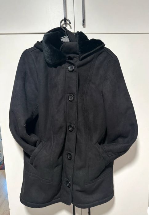 Zimowy ciepły płaszcz / kożuch damski z futerkiem i kapturem